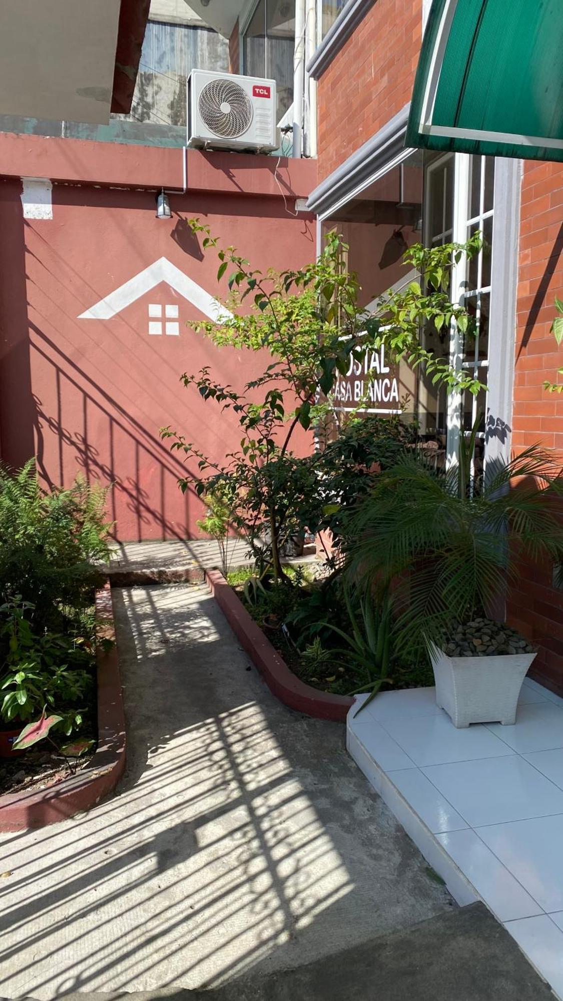 Hostal Casa Blanca Puerto Francisco de Orellana 外观 照片